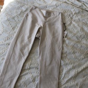 NWT | ALO 7/8 Yoga in Bone
